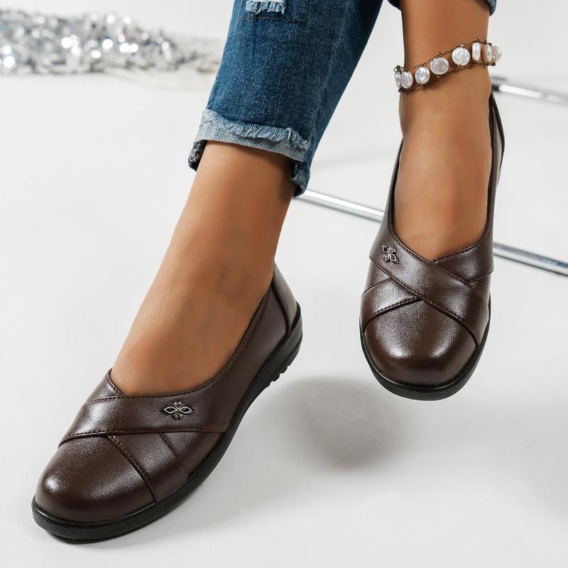 New Large-size Metal-studded Leather Shoes, Women's Chic Low-heeled Loafers