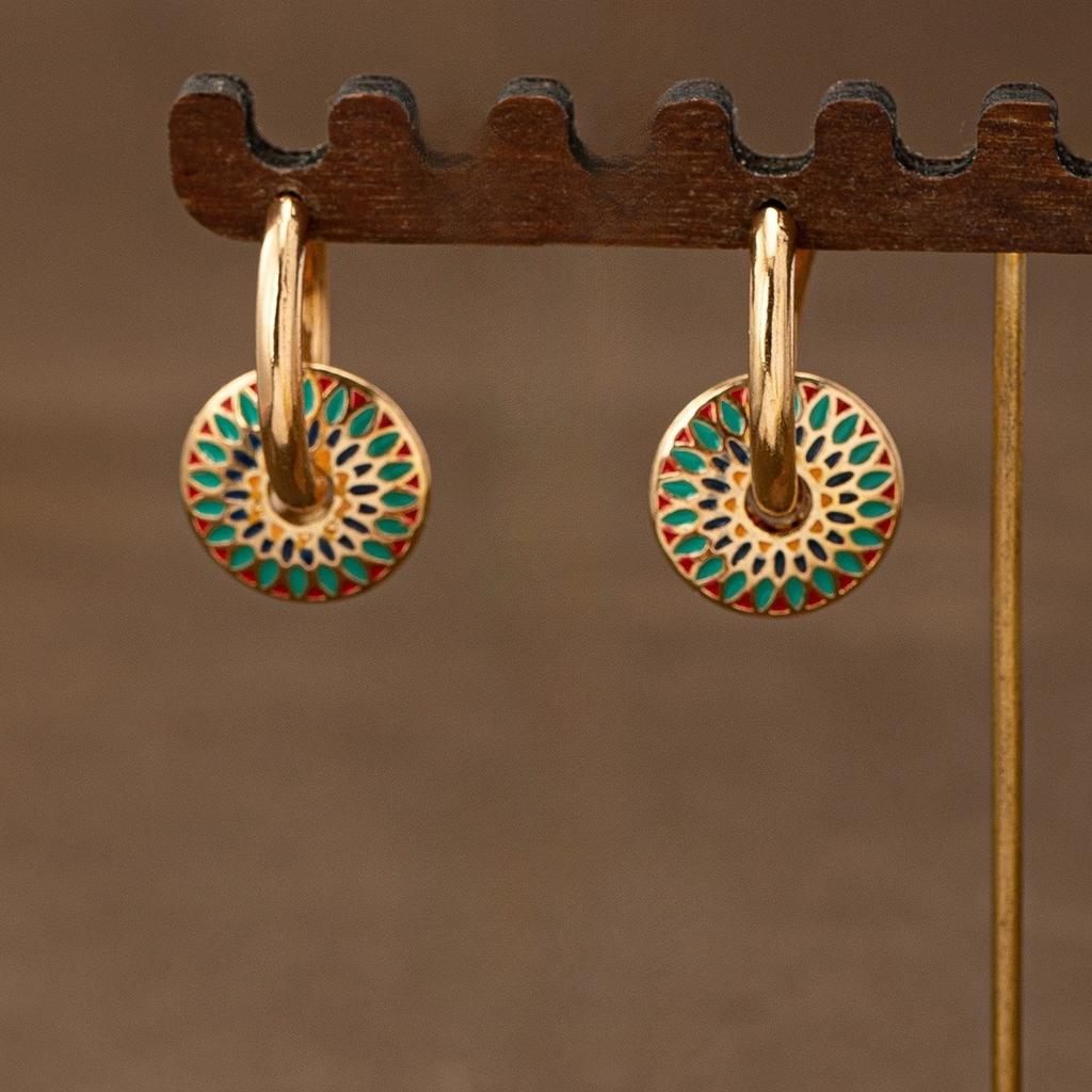 Retro Painted Daisy Pattern Sense Fashion Simple Personality Necklace Earrings Light Luxury Jewelry Set