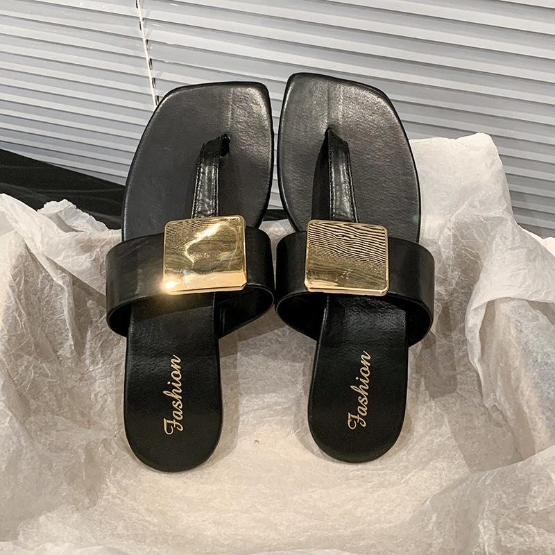 Flat-bottomed metal square buckle toe slippers 2025 summer wear with skirts, beautiful and cool slippers