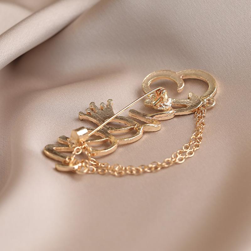 The Chain Brooch Exudes A Sense of High-end Light Luxury and Is A Versatile Accessory It Is A Sophisticated and Exquisite Brooch
