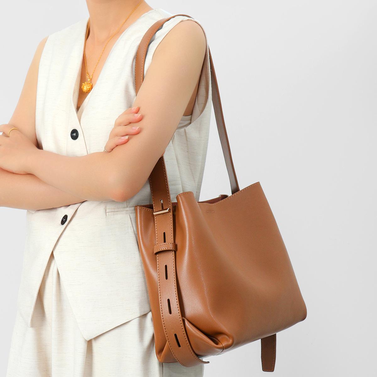 

Leather bag new Korean niche high-end large-capacity high-end messenger bucket bag коричневый