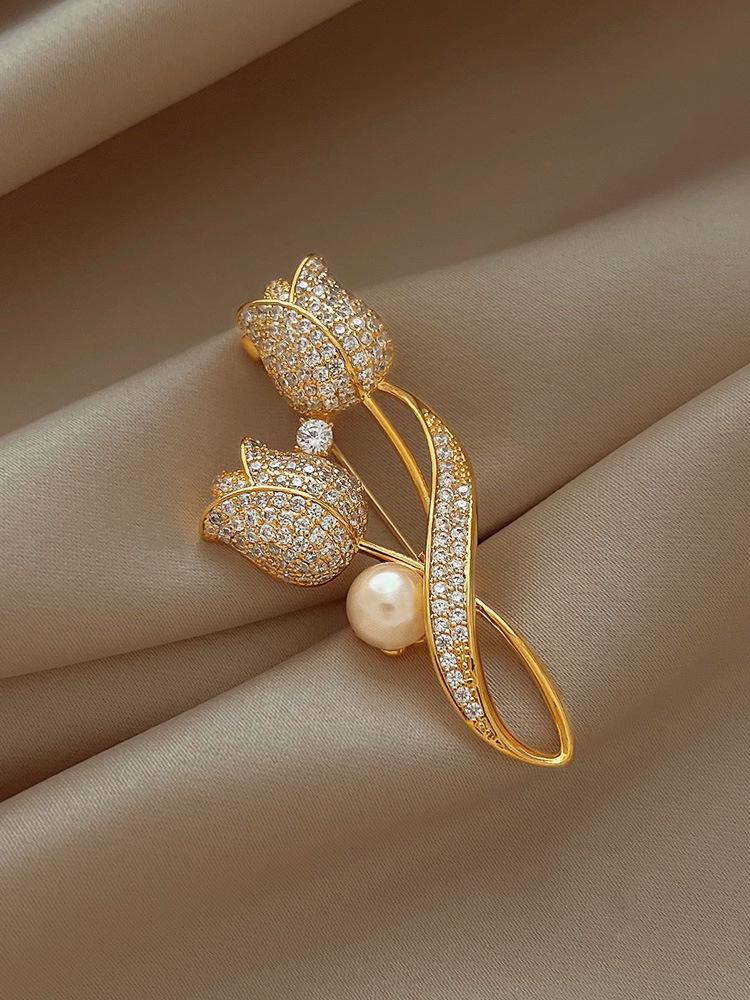 Elegant Pearl Brooch for Women's Suits - High-End Jewelry Pin