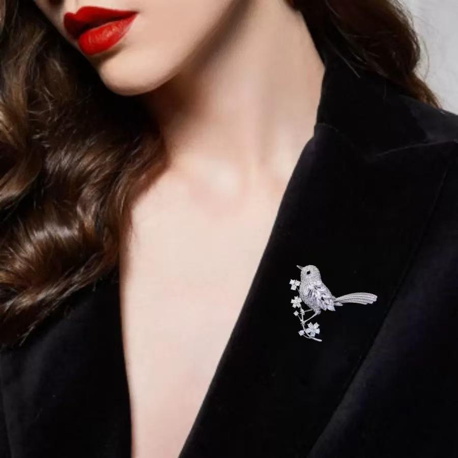 Japanese High-End Magpie Brooch – Cute, Colorful, Anti-Exposure Pin for Distinctive Style & Personality