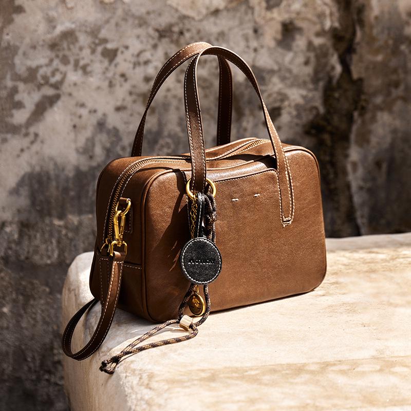 

Женская сумка для боулинга из коровьей кожи растительного дубления: Осень/Зима 2025 Сумка-кроссбоди для поездок на работу и модная 33CM Width * 11CM Depth * 25.5CM Height