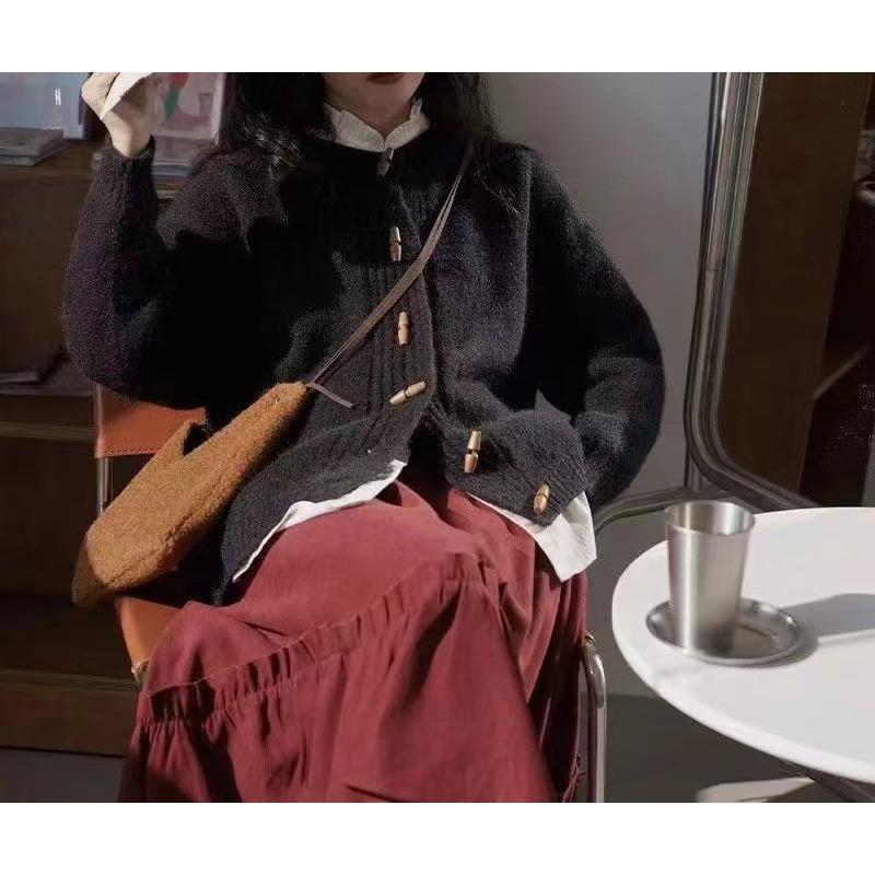 Winter new round neck loose design wooden button sweater jacket women's lazy wind knitted cardigan tide