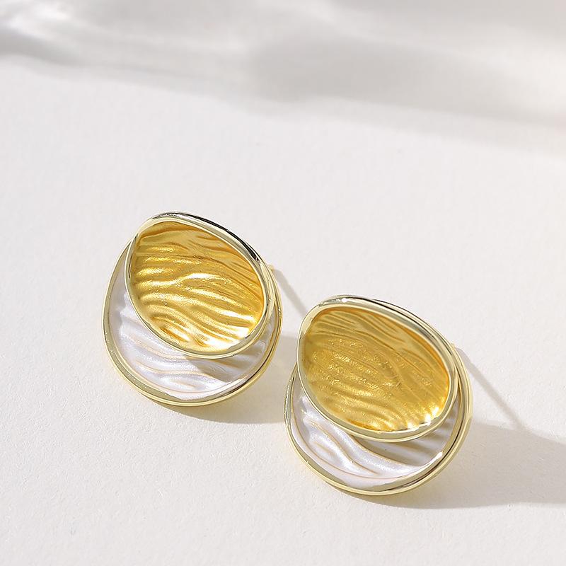 

Fashion exquisite personality design sense irregular dripping geometric round stud earrings high sense light luxury earrings жовтий