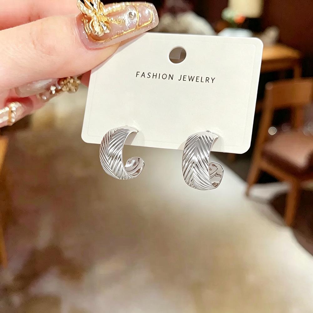 Elegant Irregular Geometric C-Shaped Texture Earrings for Women - Luxurious, Versatile High-End Ear Jewelry