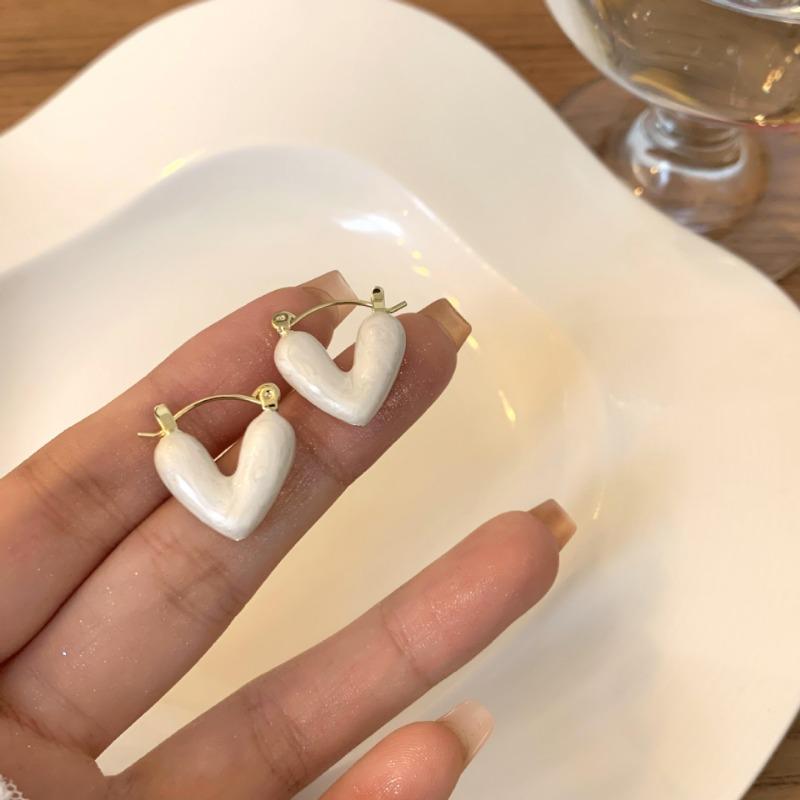 2025 Trendy Heart Stud Earrings For Women Korean Elegant Light Luxury Love Dangle Earring Fashion Simple Drop Jewelry Girls Gift