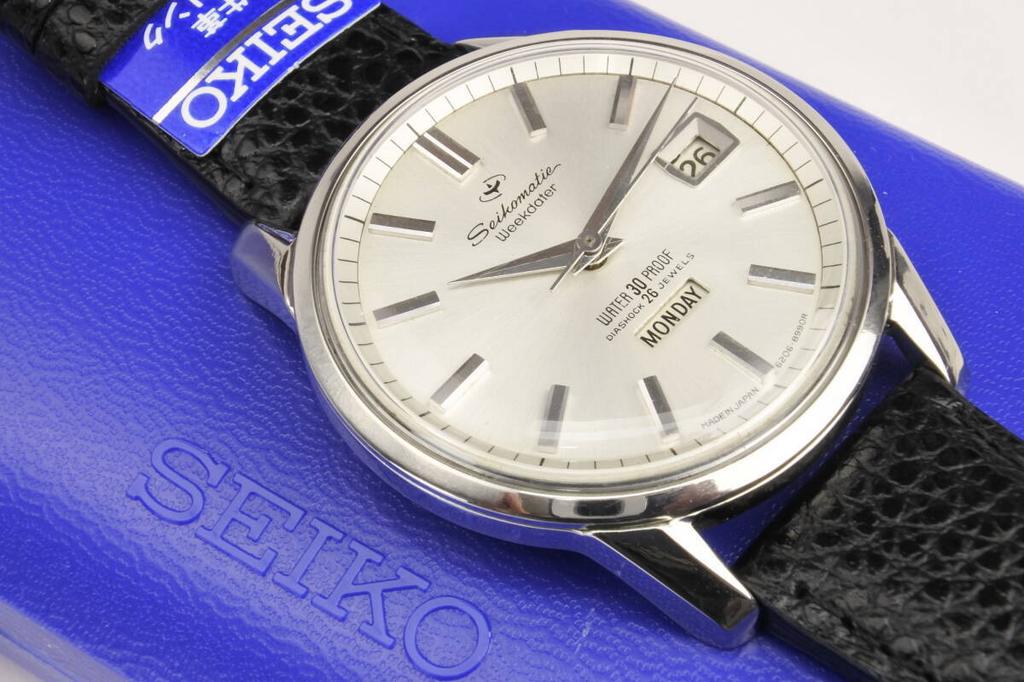 example of the same model number as the 1964 Tokyo 1965 SEIKO Sportsmatic Weekdater 26 Jewels Movement Automatic Wristwatch Rare Olympics Gold-tone
