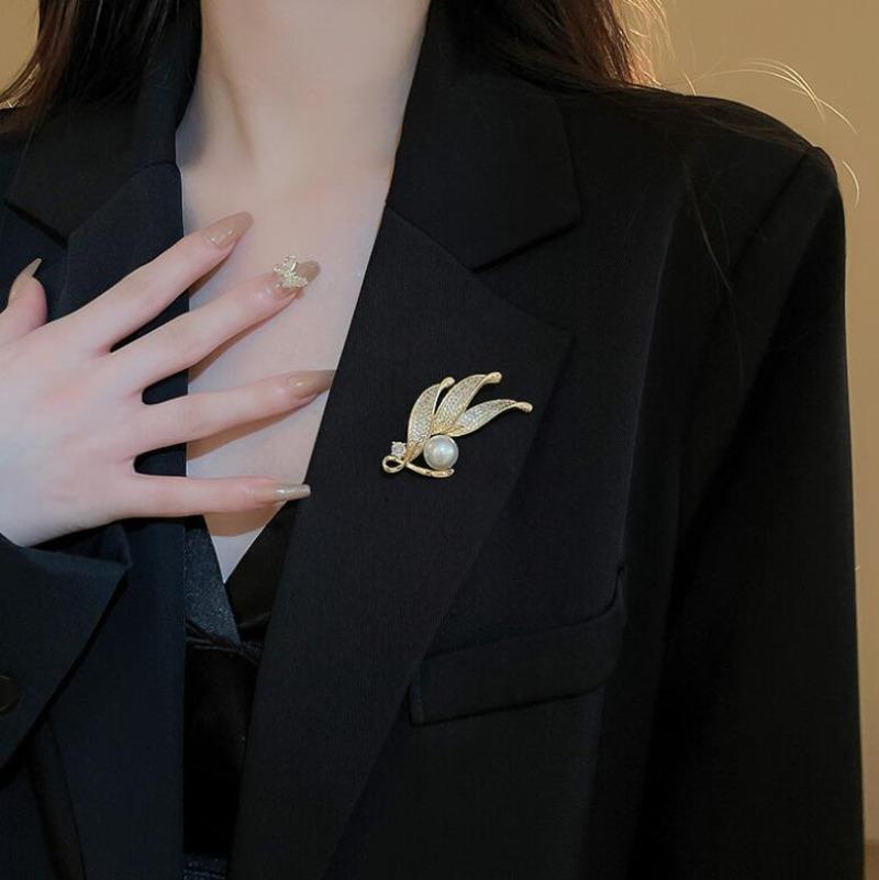 Elegant Leaf Brooch with Crystal & Pearl, Exquisite Rhinestone Metal Pin for Women Girls Office Casual Suit Jewelry Gift