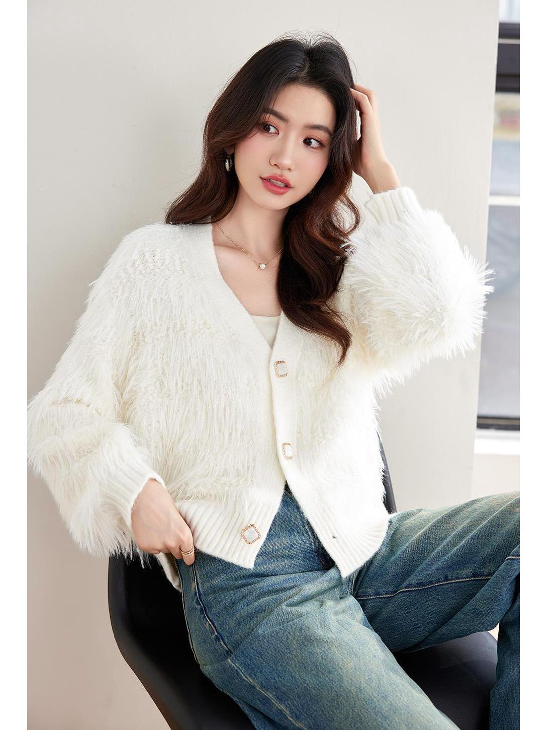 

Пальто из мягкого искусственного меха норки 2025: Женский осенне-зимний вязаный свитер молочно-белого цвета с V-образным вырезом Small белый