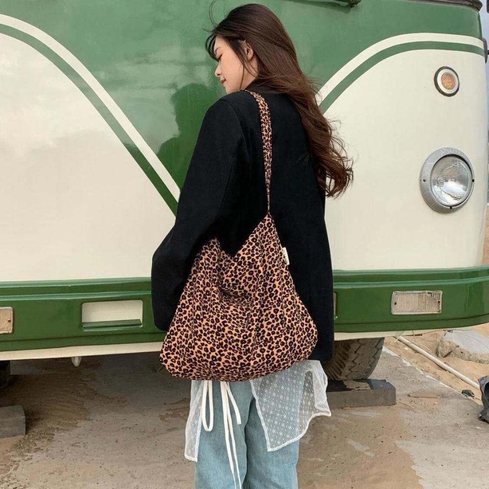 

Korean niche leopard print canvas bag 2025 new large-capacity commuting versatile tote bag fashionable and fashionable shoulder bag