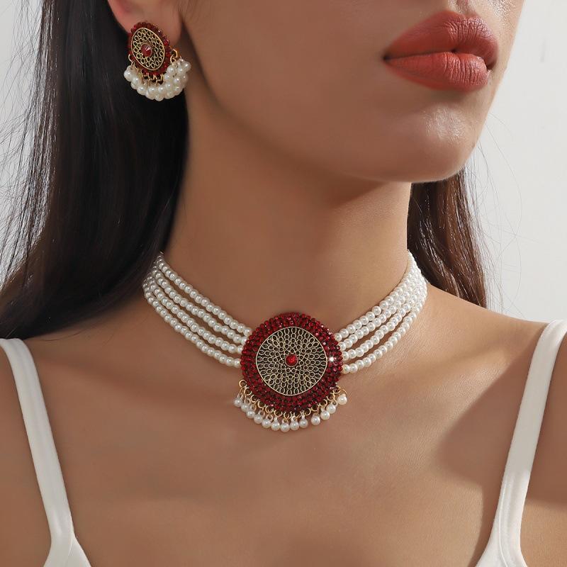 

Модные украшения для женщин красный