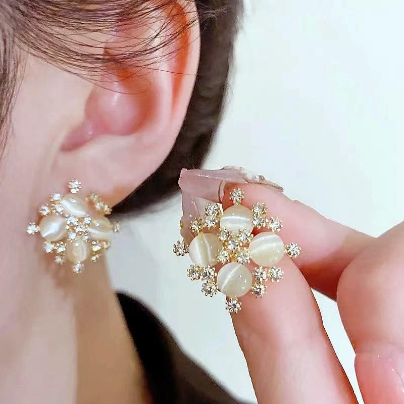 Simple high-end design niche temperament stud earrings women's light luxury fashion personalized earrings exquisite versatile sweet cool earrings