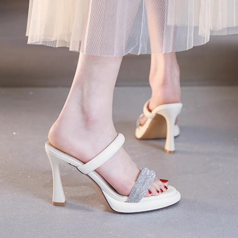 

Водонепроницаемый стол, маленькие высокие каблуки, не устают ноги, летние стразы, одно слово с крутыми шлепанцами, супер горячие см 39