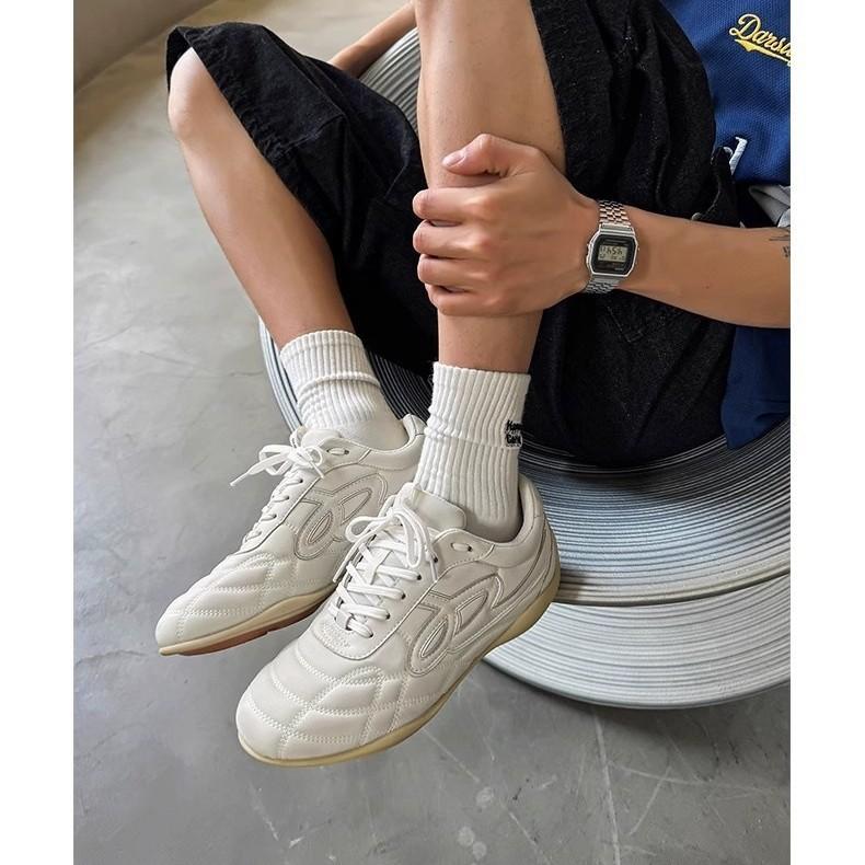 Bai Jingting has the same retro and old lace-up thick-soled German training shoes, round head casual sports shoes, heightening versatile little white