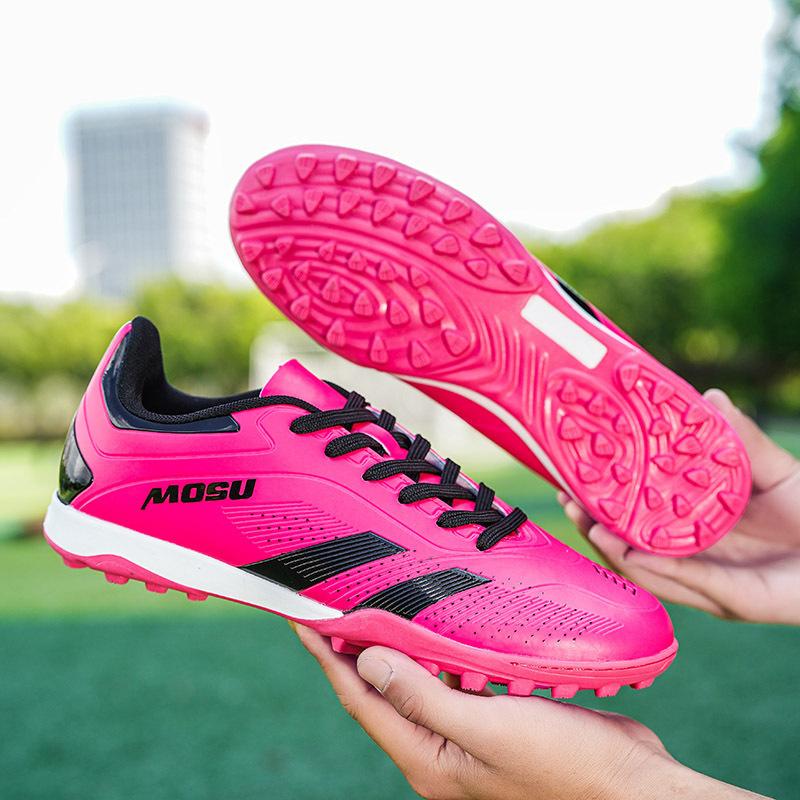 A pair of football shoes for men's low-top children and students with long nails, artificial grass training shoes, broken nails, sports shoes.