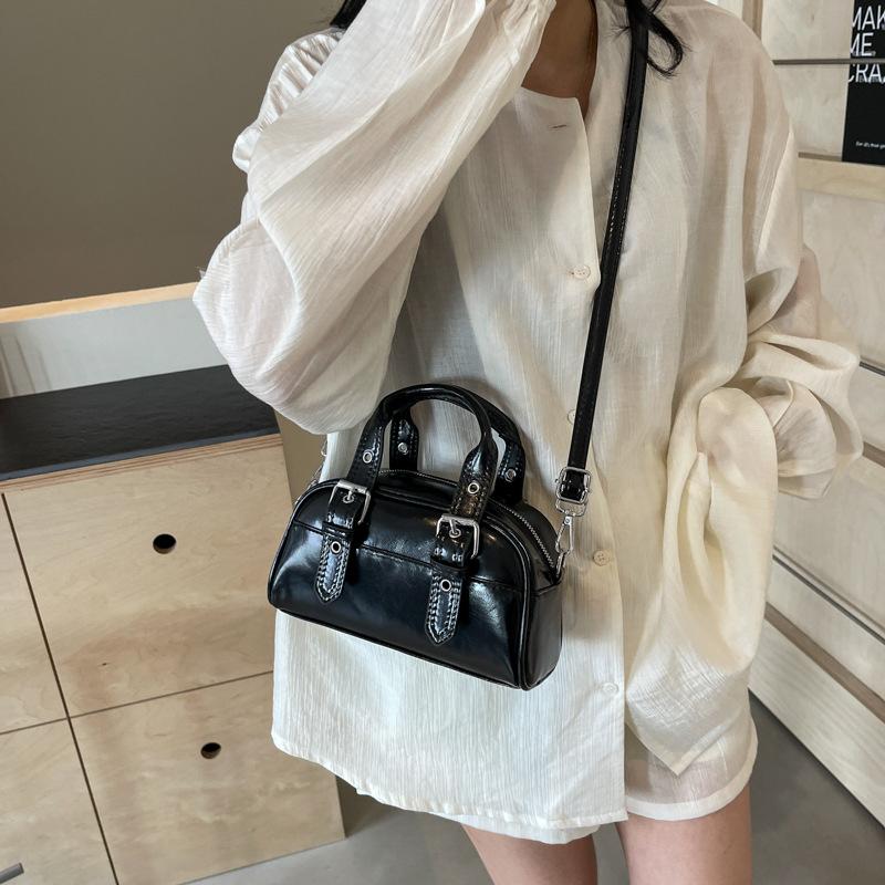 Fashion hand carry small square bag women's simple shoulder bag 2025 summer versatile texture commuter pillow bag messenger bag