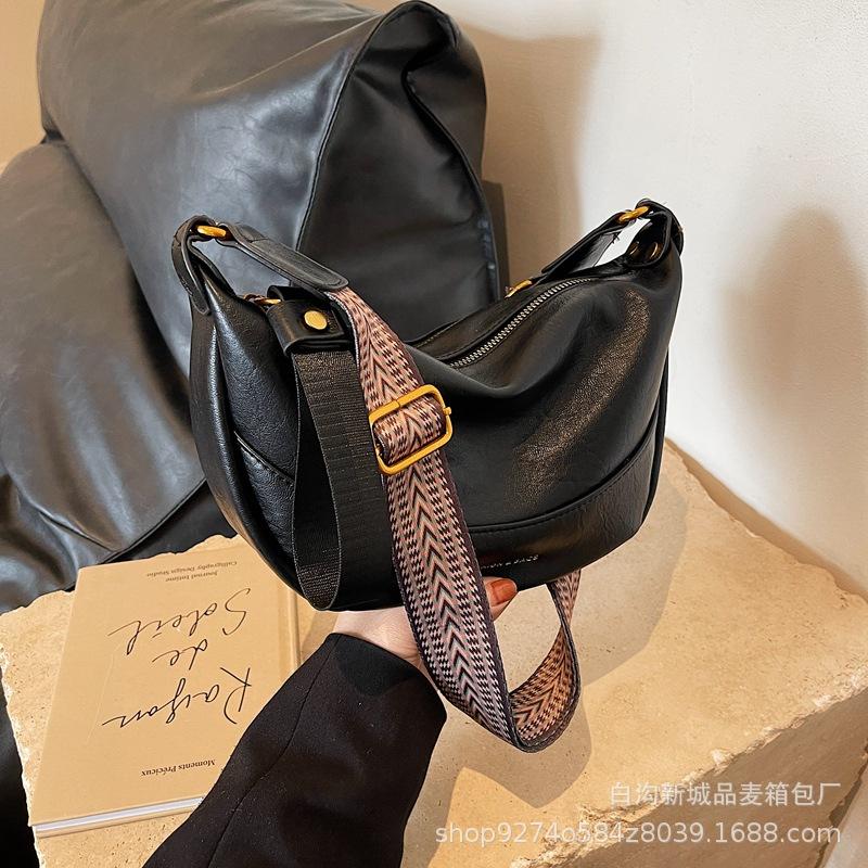 French Niche Fashion Wide Shoulder Strap Small Bag Women 2025 New Trendy Internet Celebrity Popular Dumpling Bag Foreign Style Messenger Bag