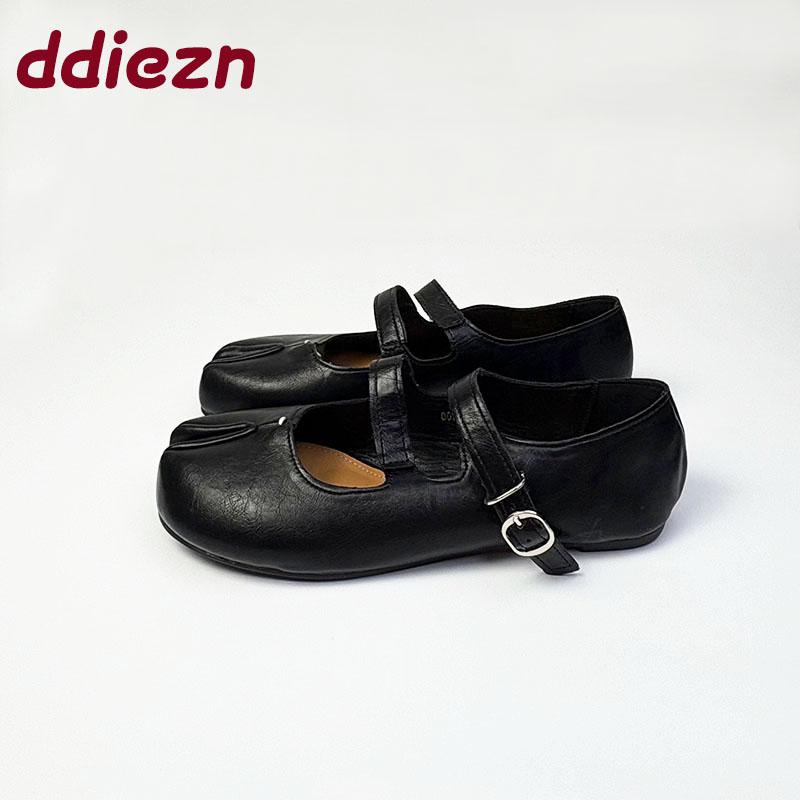 Fashion 2025 New Fashion Buckle Strap Women Mary Janes Flats Lolita Shoes Soft Female Strange Toe Footwear Shallow Ladies Flats Shoes