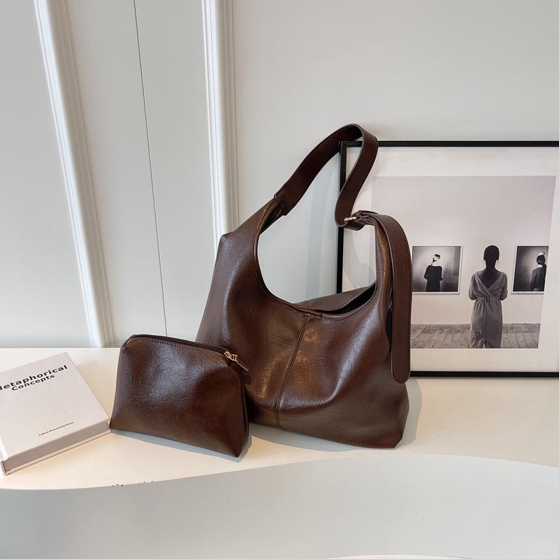 Large-capacity bags women's autumn versatile 2025 new fashion shoulder bag texture popular retro bucket bags this year