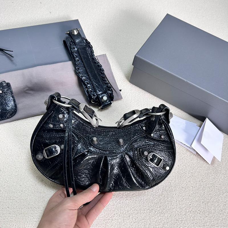 

2024 Модная дизайнерская сумка через плечо, женская сумка высшего качества из натуральной кожи с логотипом, роскошная брендовая сумка через плечо с заклепками, мотоциклетная сумка чёрный