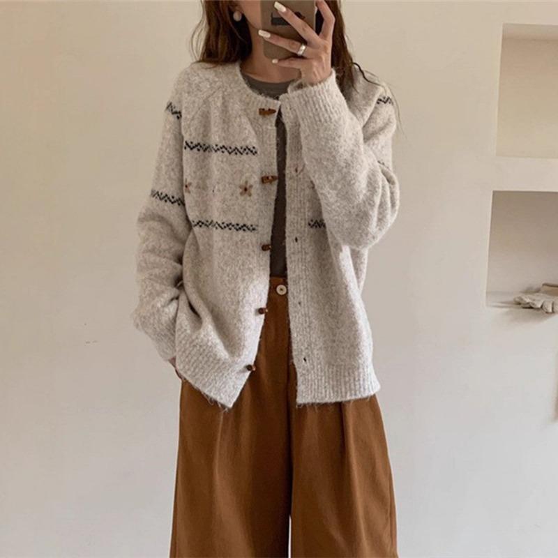 Vintage embroidered flower knitted cardigan women's autumn and winter new lazy wind loose soft waxy jacquard sweater jacket
