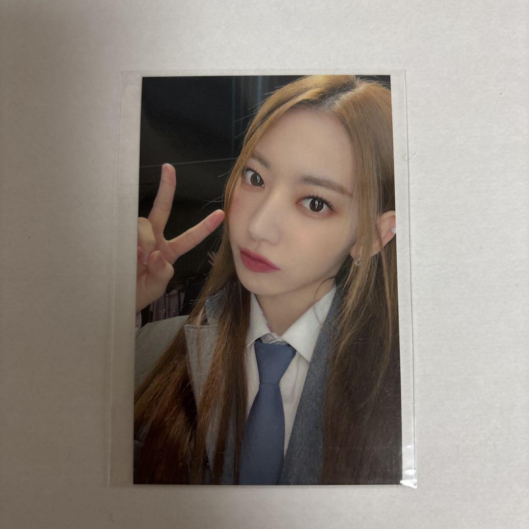 

[Б/У] LE SSERAFIM ANTIFRAGILE Сакура Лакидро Торговая карта