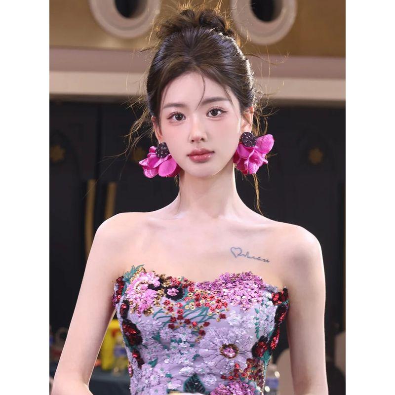 

Свадебная мода Индивидуальность Ткань Макияж Платье Серьги A1574 model with flower stud earrings