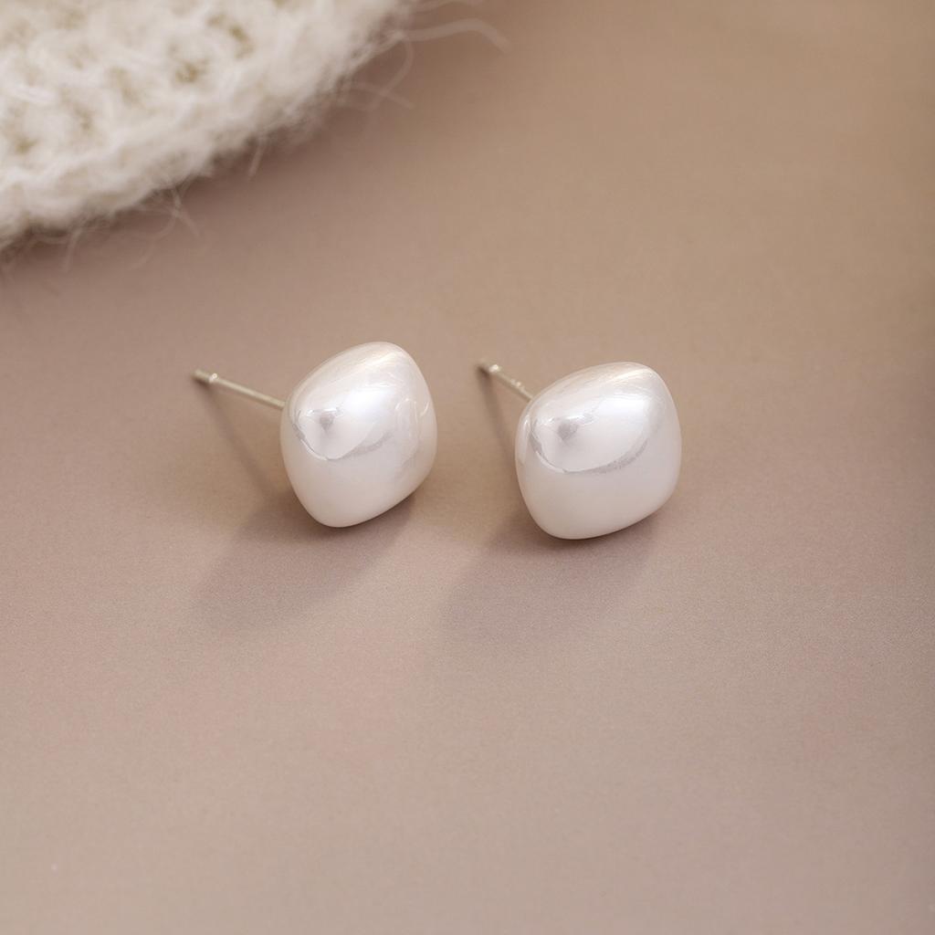 Sweet And Simple Small Jelly Bean Pearl Stud Earrings For Women, Light Luxury And High-End Personalized Earrings In Autumn And Winter