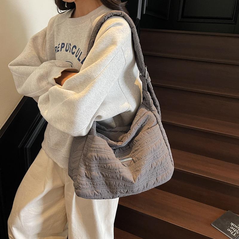Korean version ins simple plaid large-capacity commuter women's tote bag sweet small fragrant exquisite shoulder messenger bag