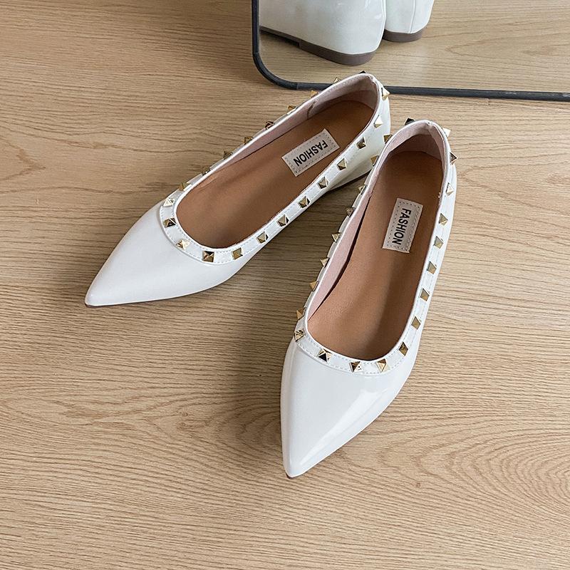 Französisches Temperament spitze Einzelschuhe 2025 Frühling Lackleder Nieten sanfte Abendbrise flacher Mund flacher Boden Mode Damenschuhe
