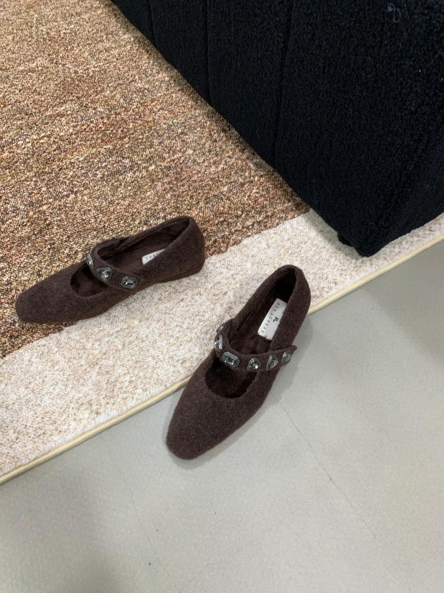 

твид, легкий ароматный ветер, туфли-лодочки с легким вырезом, женские ретро в гонконгском стиле на плоской подошве с металлической пряжкой, женские 2025 ранняя весна новые удобные 39 темно-коричневого