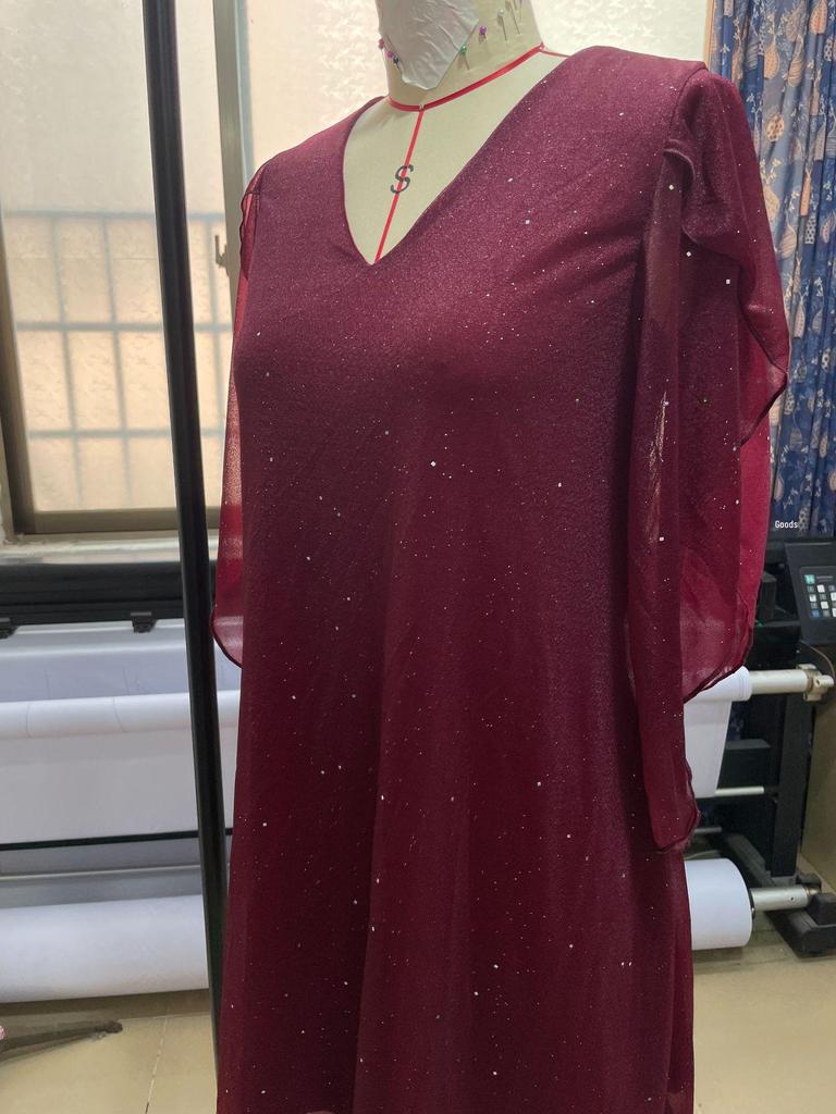 Elegancka sukienka z dekoltem w serek i rękawem 5/8, hot-stampingowana, na wiosenne/letnie przyjęcia