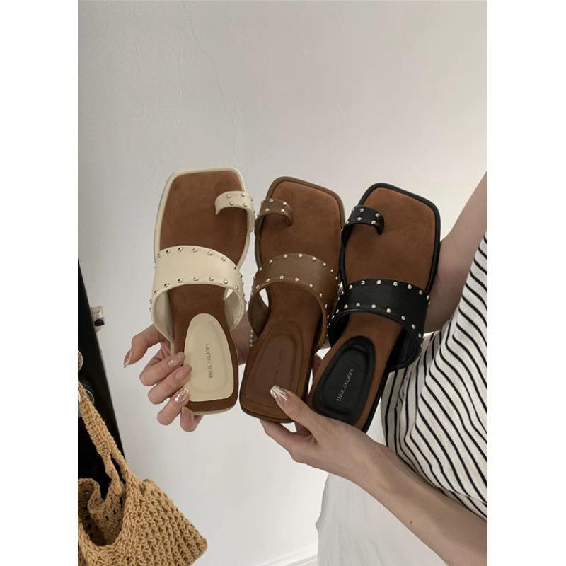 Gentle set of toe rivets with small slope heels, slippers for women's summer wear, seaside vacation casual beach sandals