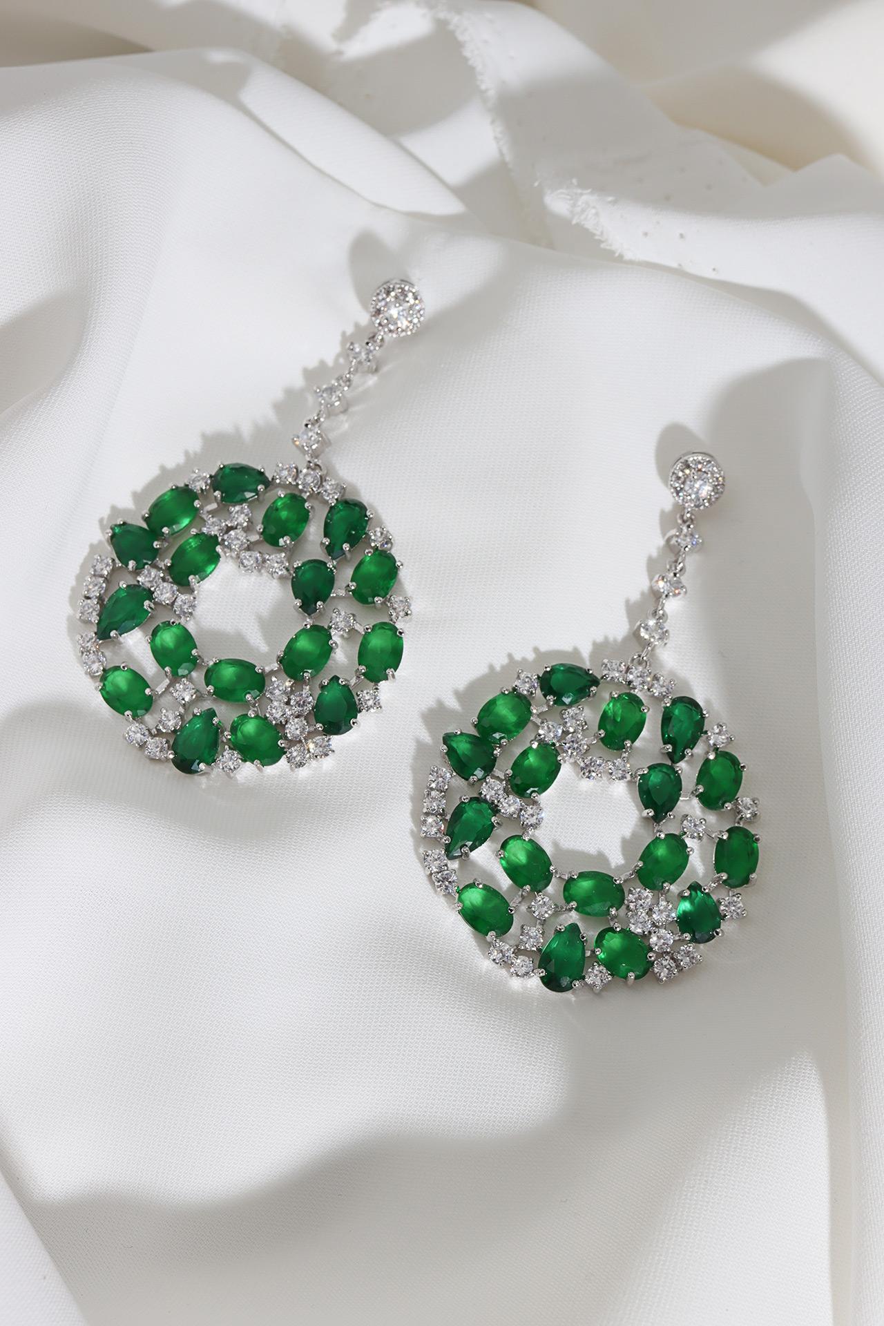 

Круглые серьги с подвесками зеленого вечернего платья