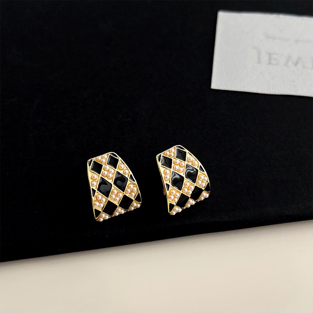 

Ретро сережки-пусети з перлами: Стиль середини століття, сміливий та висококласний для жінок