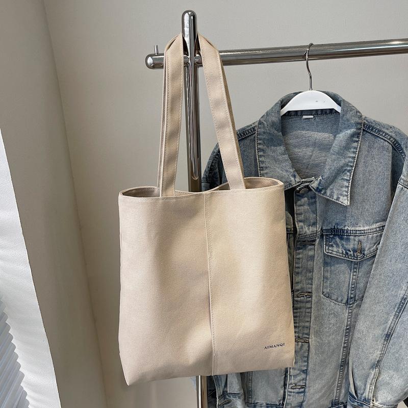 Eine modische und schlichte Umhängetasche aus Stoff mit großem Fassungsvermögen für Pendler-Studenten