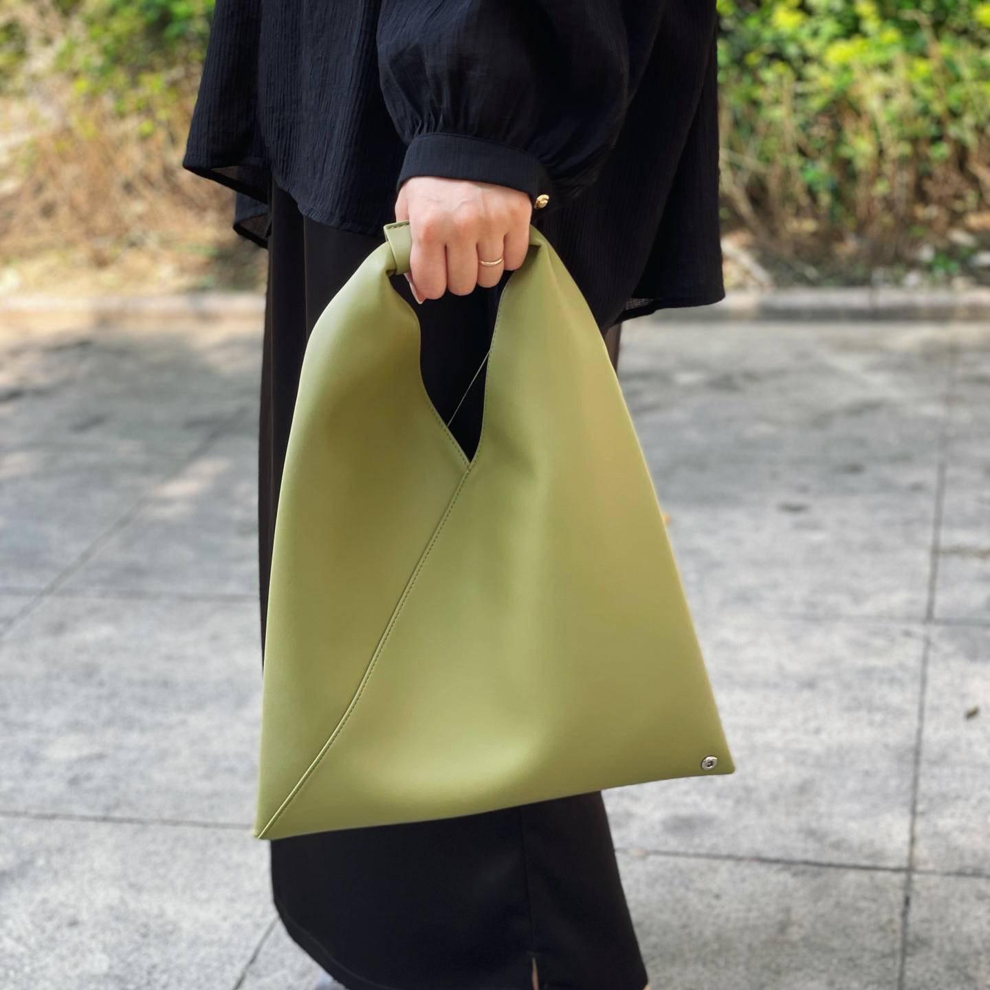 

MM6 Стильная плоская треугольная сумка среднего размера + мешок для мусора, ручная кожаная минималистичная большая сумка, скрученная вручную женская сумка