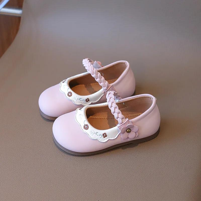 

2024 Детские кожаные туфли для девочек, осенние новые модные корейские туфли с мягкой подошвой, нескользящие, с вышивкой 21 розовый