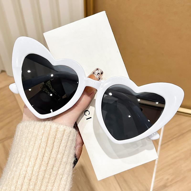 New Heart-Shaped Sunglasses For Men Women Fashion Retro Brand Design Shades Eyewear Female Candy Color Goggle Uv Sun Glasses
