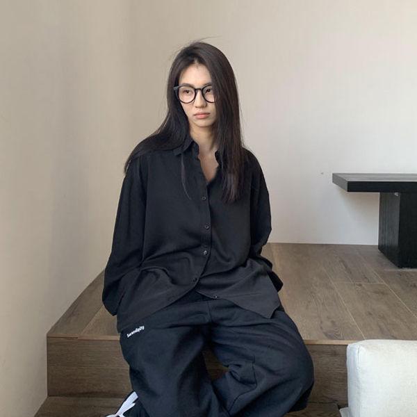 

Свободная черная женская рубашка в корейском стиле — легкая, универсальная, защищает от солнца, идеально подходит для повседневной носки весной и летом S чёрный