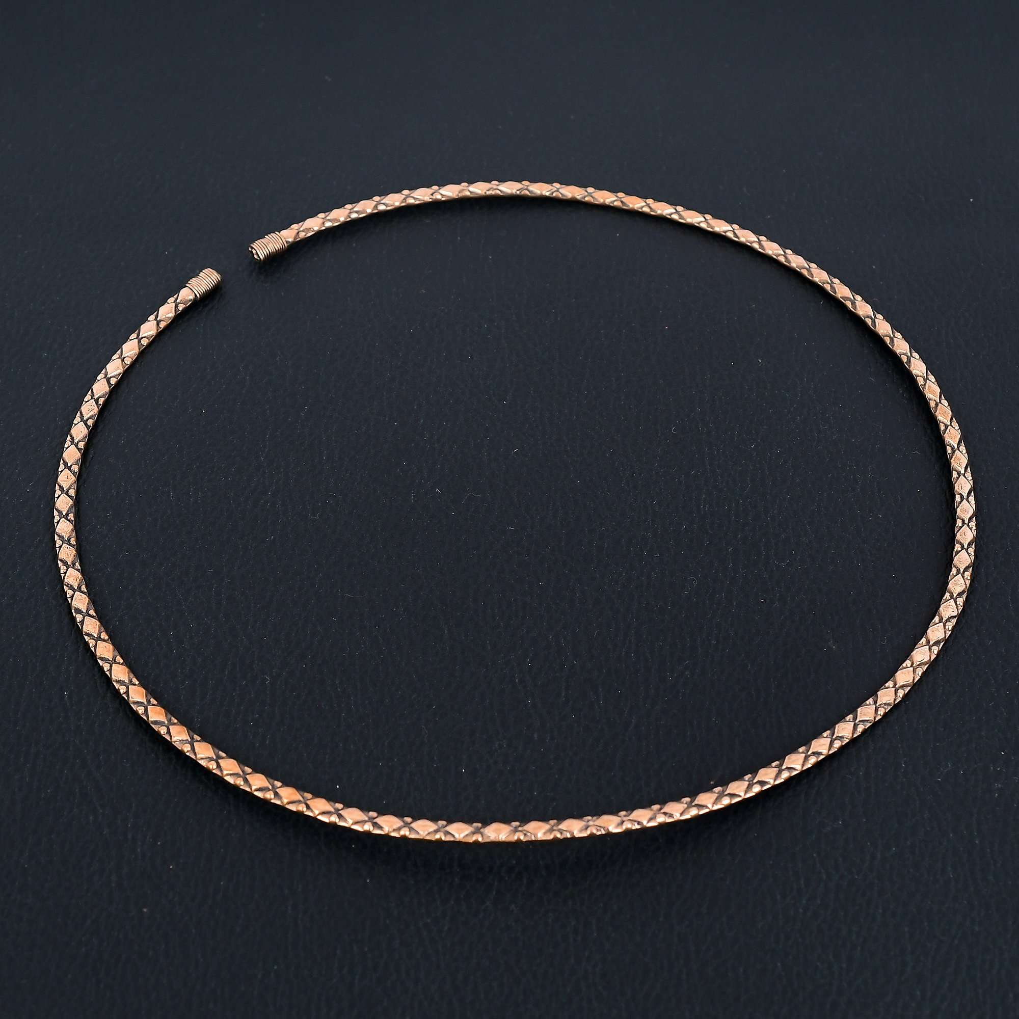 

Длинное ожерелье из кованой чистой меди с маленькими и большими круглыми овальными звеньями, минималистские украшения, медные украшения ручной работы для нее/него