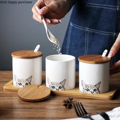 Nordische Küchen-Gewürzaufbewahrungsbox Keramik-Gewürzdose Dreiteiliges Set mit Holzpalette Haushaltsgebrauch Gewürzset Kombination