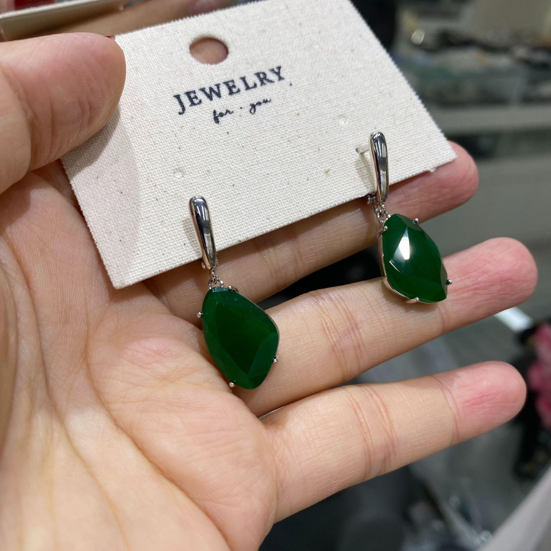 Natural Emerald Crystal Necklace Irregular Section Niche Design Sense Collarbone Chain, Light Luxury High Sense