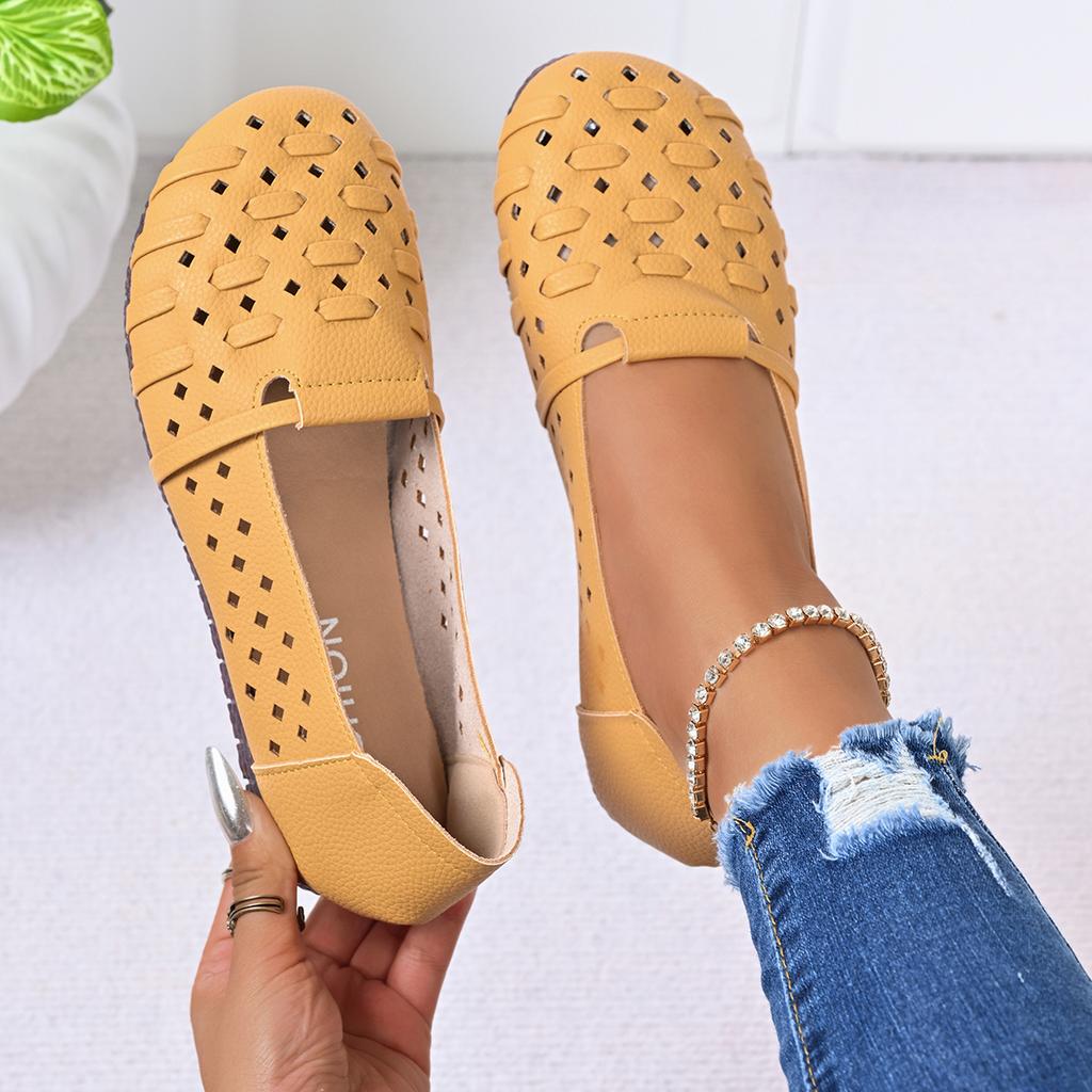 Women Sandals Hollow Out Slip on Sandals 2025 Flat Low Heel Mother Shoes for Women Summer Breathable Soft Leather Shoes Woman