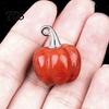 Mini geschnitzte Kürbis-Ornamente Natürlicher Kristall-Anhänger, Stein-Charm mit Mikro-Landschafts-Accessoires Metallhaken, Halloween-Dekoration, Ferienhaus