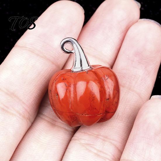 Mini geschnitzte Kürbis-Ornamente Natürlicher Kristall-Anhänger, Stein-Charm mit Mikro-Landschafts-Accessoires Metallhaken, Halloween-Dekoration, Ferienhaus