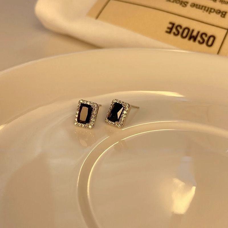 Изысканные геометрические квадратные серьги-гвоздики - Уникальный и универсальный дизайн
