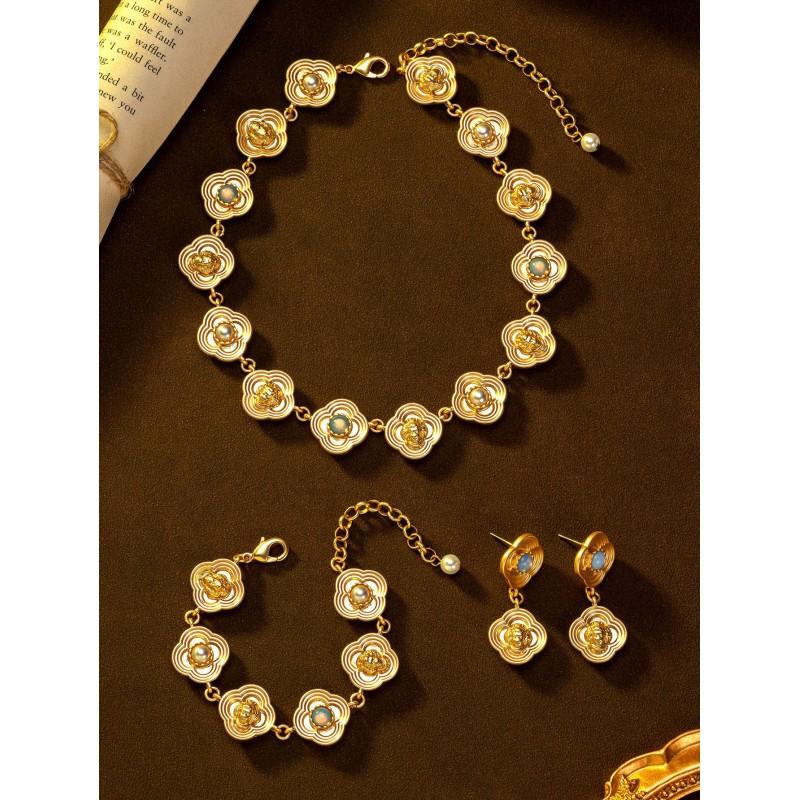 

Vintage Four Leaf Clover Relief Necklace With Palace Style Versatile Clavicle Chain Set Pearls